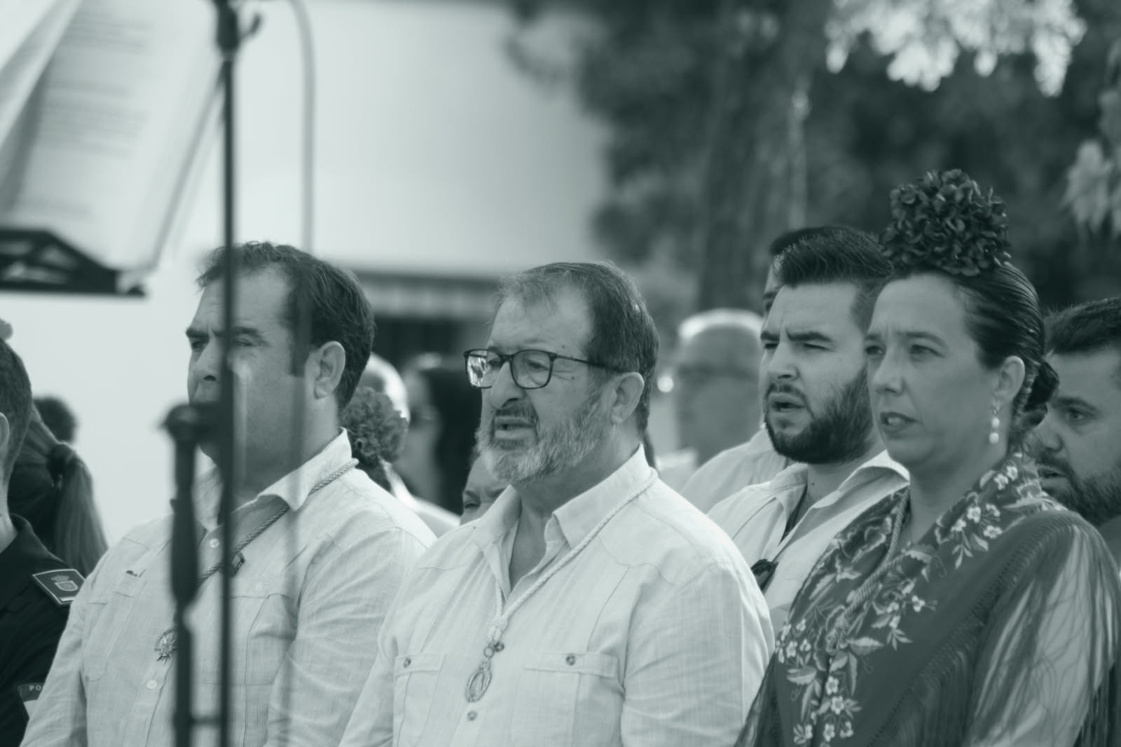 Gruppo di persone che canta in semicerchio in una sala